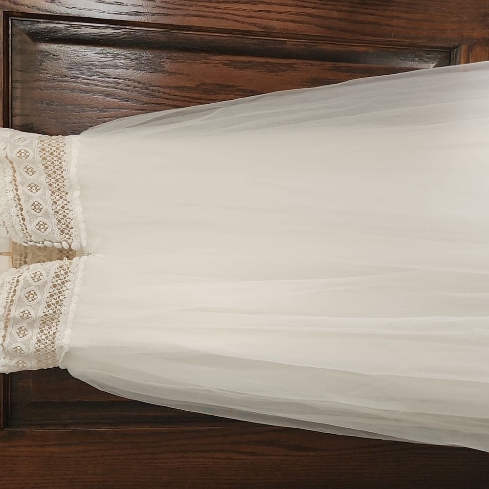 White Lace V-Neck Tulle Dress - Picture 6 of 12